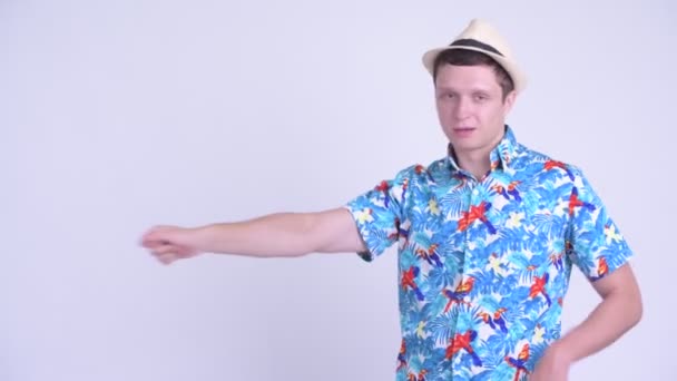 Mutlu genç yakışıklı turist adam parmaklarını şıklatma ve bir şey gösteren — Stok video