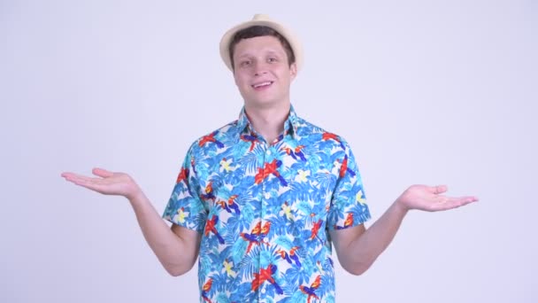 Mutlu genç yakışıklı turist adam bir şey karşılaştırarak — Stok video
