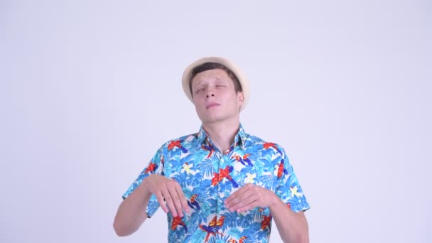 Heureux jeune homme beau touriste attraper quelque chose 