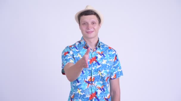 Boldog fiatal csinos turista ember, amely kézfogás — Stock videók