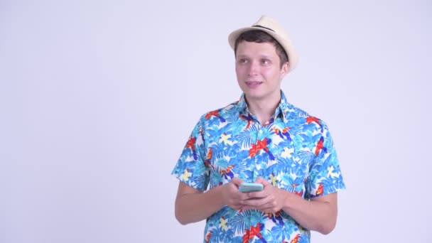 Człowiek szczęśliwy młody przystojny turysta myślenia przy użyciu telefonu — Wideo stockowe
