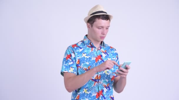 Szczęśliwy młody przystojny człowiek turysta za pomocą telefonu i uzyskiwanie dobrych wiadomości — Wideo stockowe