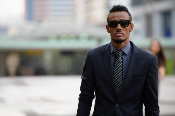 屋外でサングラスを身に着けている若いアフリカのビジネスマン — ストック写真