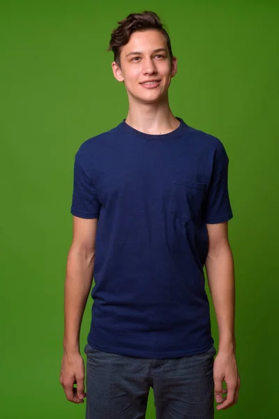 Jong gelukkig knap tiener jongen — Stockfoto