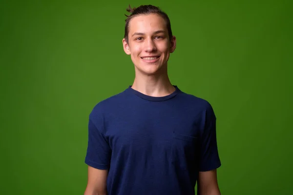 Jovem feliz bonito adolescente menino — Fotografia de Stock