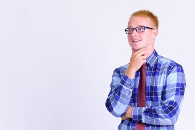 Beyaz arka plan karşı sarışın saçlı Genç yakışıklı işadamı stüdyo çekim