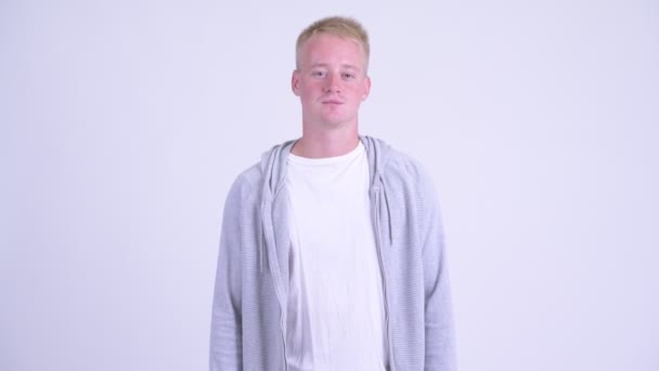 Joyeux jeune homme blond beau sourire avec les bras croisés — Video