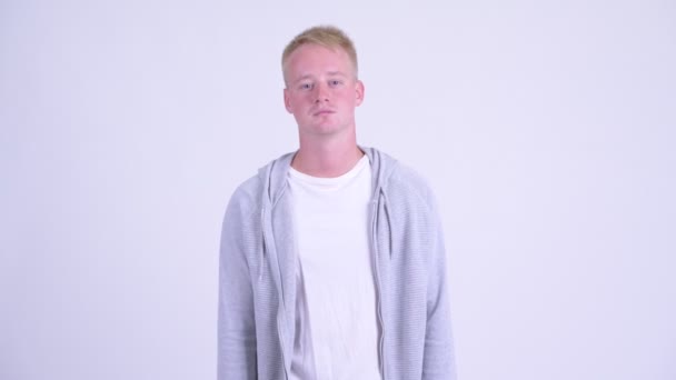Молода блондинка красивий чоловік зі схрещеними руками — стокове відео