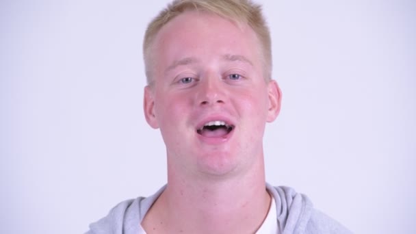 Gesicht der glücklichen jungen Blondine schöner Mann spricht vor der Kamera — Stockvideo