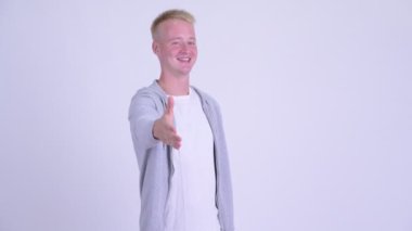 Mutlu genç sarışın yakışıklı adam tokalaşıyor