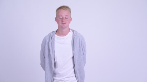 Smutný mladý blondýnka muž dávat palce dolů — Stock video