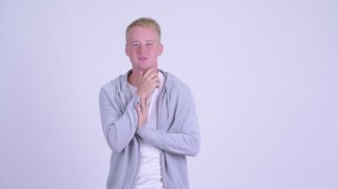 Stresli genç sarışın adam kötü haberler alıyor.
