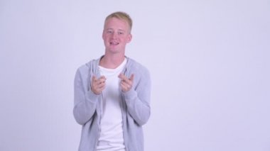 Mutlu genç sarışın yakışıklı adam konuşuyor ve vlog yapıyor.