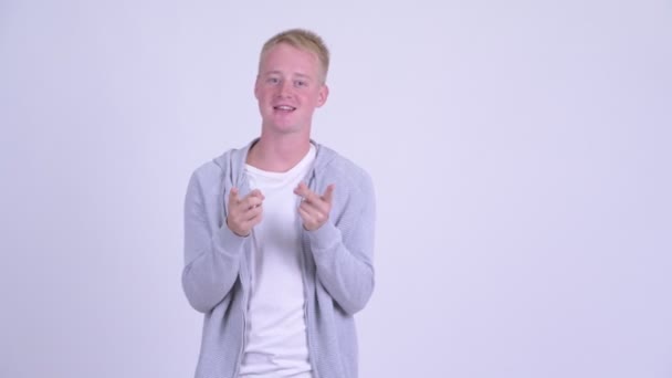 Счастливая молодая блондинка красивый мужчина говорит и vlogging — стоковое видео
