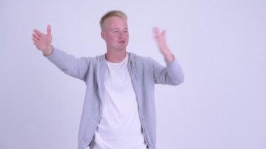 Mutlu genç sarışın yakışıklı adam öpücük yolluyor.