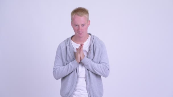 Rozzlobený mladý blondýnka muž se zkříženýma rukama — Stock video