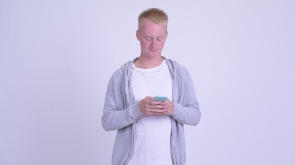 Ευτυχισμένος νέος ξανθός/ιά όμορφος άνθρωπος σκέφτεται ενώ χρησιμοποιεί το τηλέφωνο — Αρχείο Βίντεο