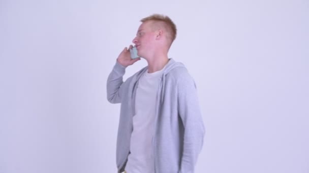 Lycklig ung blondin stilig man pratar i telefon — Stockvideo
