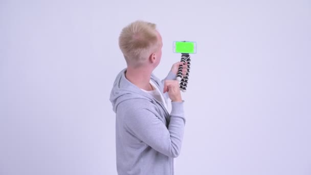 Lycklig ung blondin stilig man vlogging med telefon — Stockvideo