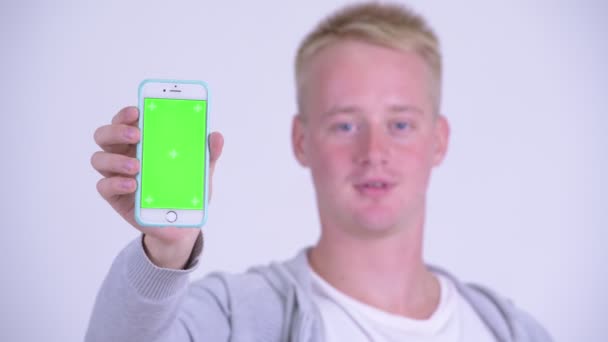 Ansikte av lycklig ung blondin stilig man visar telefon — Stockvideo
