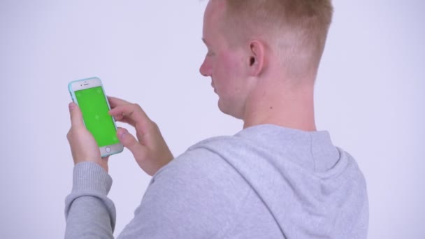 Вид спереду молодого блондинки за допомогою телефону — стокове відео