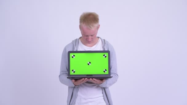 Счастливая молодая блондинка красивый мужчина показывает ноутбук — стоковое видео