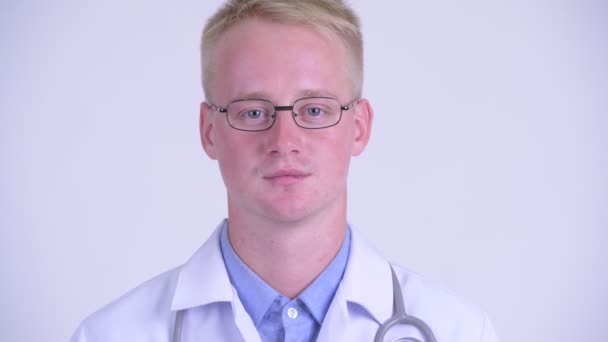Arca boldog fiatal szőke férfi orvos mosolygós — Stock videók