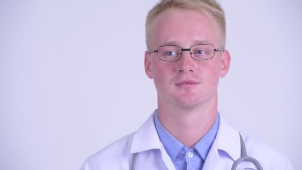 Mutlu genç sarışın adam doktor düşünme yüzü — Stok video