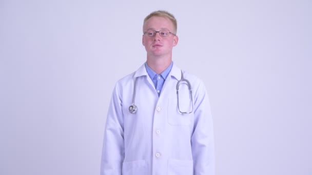 Szczęśliwy młody Blondynka człowiek lekarz machając ręka — Wideo stockowe