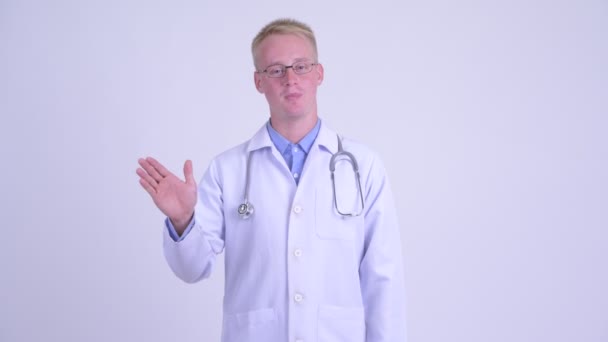 Šťastný Mladý blonďák doktor vysvětloval něco — Stock video