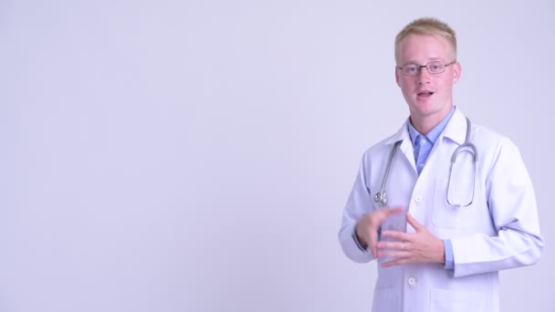 Šťastný Mladý blonďák doktor mluvil a dotýkal se něčeho — Stock video