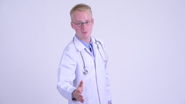 Boldog ifjú szőke férfi orvos, amely kézfogás — Stock videók