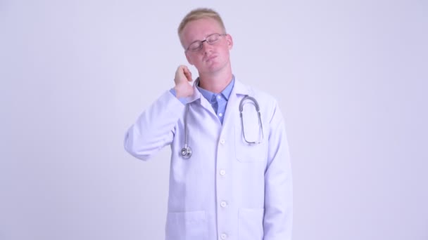Стресована молода блондинка лікар має біль в шиї — стокове відео