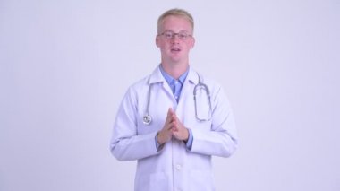 Stresli genç sarışın adam doktor panoüzerinde okuma ve üzgün görünümlü