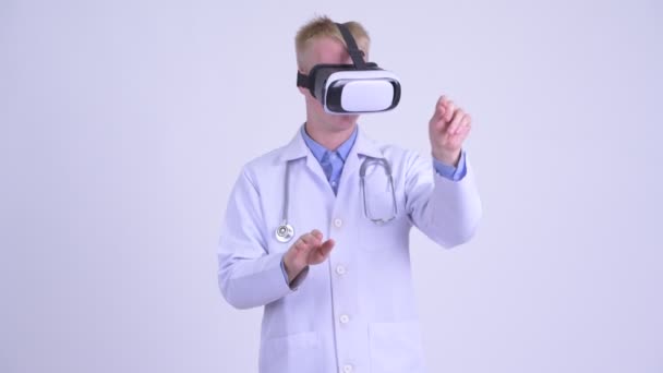 Giovane medico uomo bionda utilizzando auricolare realtà virtuale — Video Stock