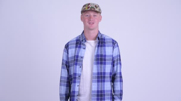 Glücklicher junger gutaussehender Hipster-Mann lächelt — Stockvideo