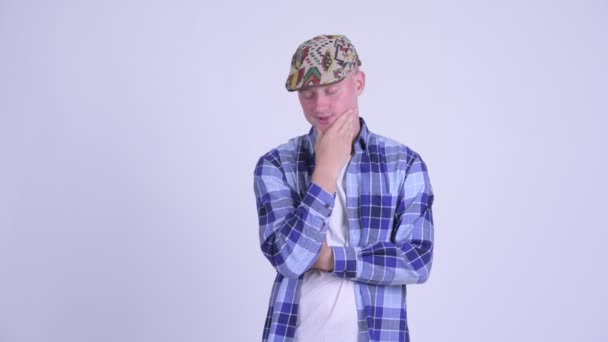 Zestresowany młody hipster człowiek myśli i patrzy w dół — Wideo stockowe