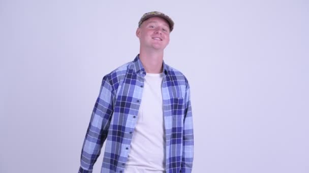 Feliz joven guapo hipster hombre dando pulgares hacia arriba — Vídeos de Stock