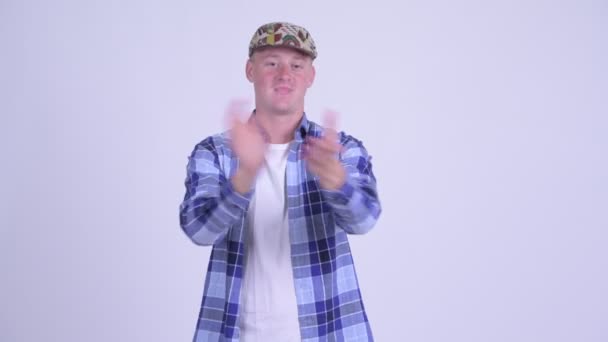 Gelukkig jonge knappe hipster man klappen handen — Stockvideo