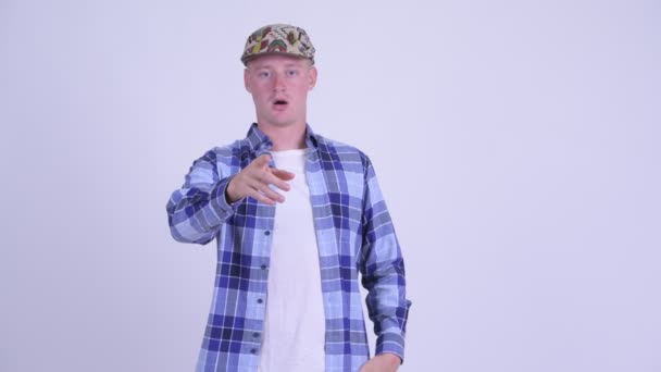 Junger gutaussehender Hipster-Mann sieht schockiert aus — Stockvideo