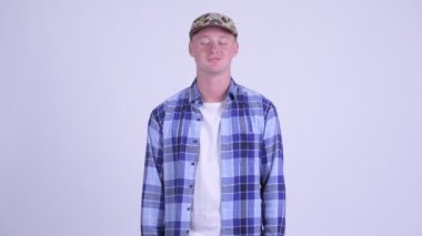 Mutlu genç yakışıklı hipster adam gözleri kapalı rahatlatıcı