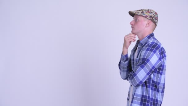 Mutlu genç yakışıklı hipster adam düşünme profil görünümü — Stok video