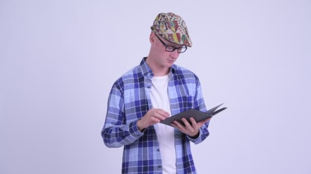 Ευτυχισμένος νεαρός άντρας με χίπστερ και βιβλία που διαβάζουν — Αρχείο Βίντεο