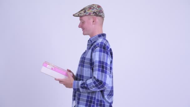 Profilvy av unga hipster man med presentask tas bort — Stockvideo