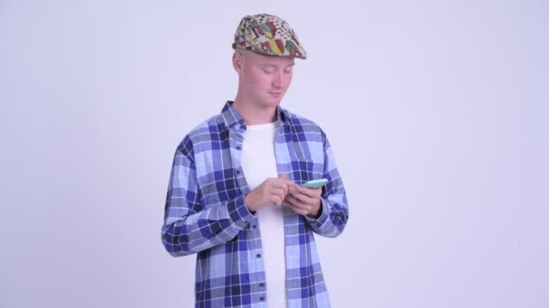 Feliz joven hipster hombre pensando mientras usa el teléfono — Vídeos de Stock