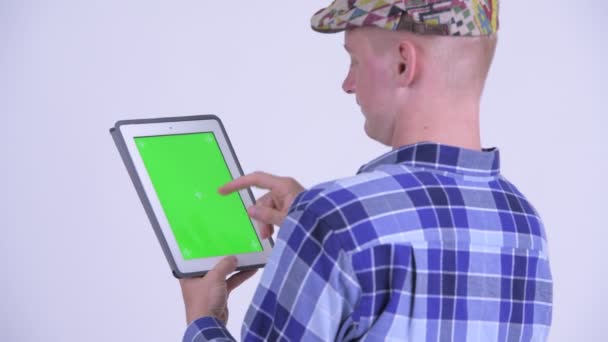 Visão traseira do jovem homem hipster usando tablet digital — Vídeo de Stock