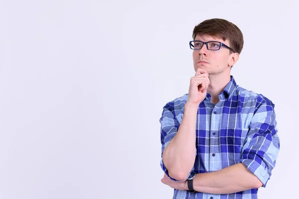 Fiatal jóképű hipszter férfi szemüvegben gondolkodik — Stock Fotó