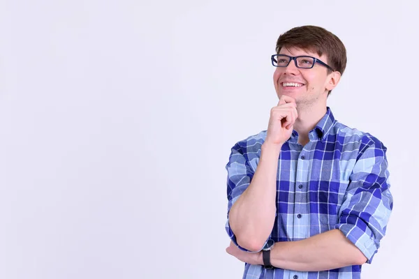 Joven hombre hipster feliz con anteojos pensando —  Fotos de Stock