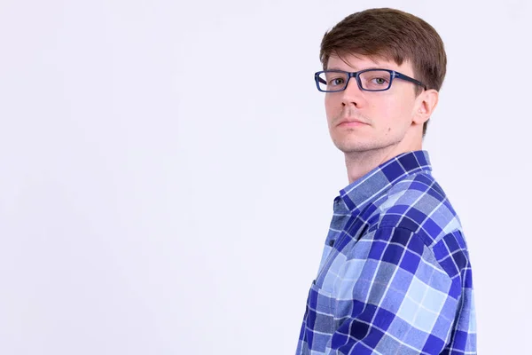 Profilbild eines jungen gutaussehenden Hipster-Mannes mit Brille, der in die Kamera schaut — Stockfoto