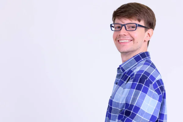 Perfil de vista de joven feliz hipster hombre con gafas mirando a la cámara —  Fotos de Stock